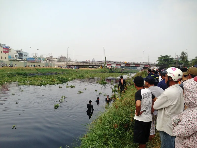 Hơn 10 'người nhái' lặn tìm người đàn ông nhảy kênh ảnh 1 Hơn 10 'người nhái' lặn tìm người đàn ông nhảy kênh ảnh 1